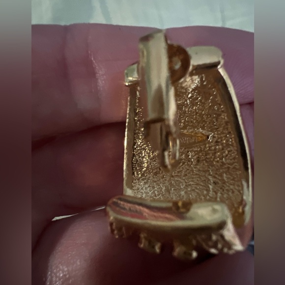 Vintage Avon Necklace, and two sets of earrings. Gold Tone - Picture 7 of 10